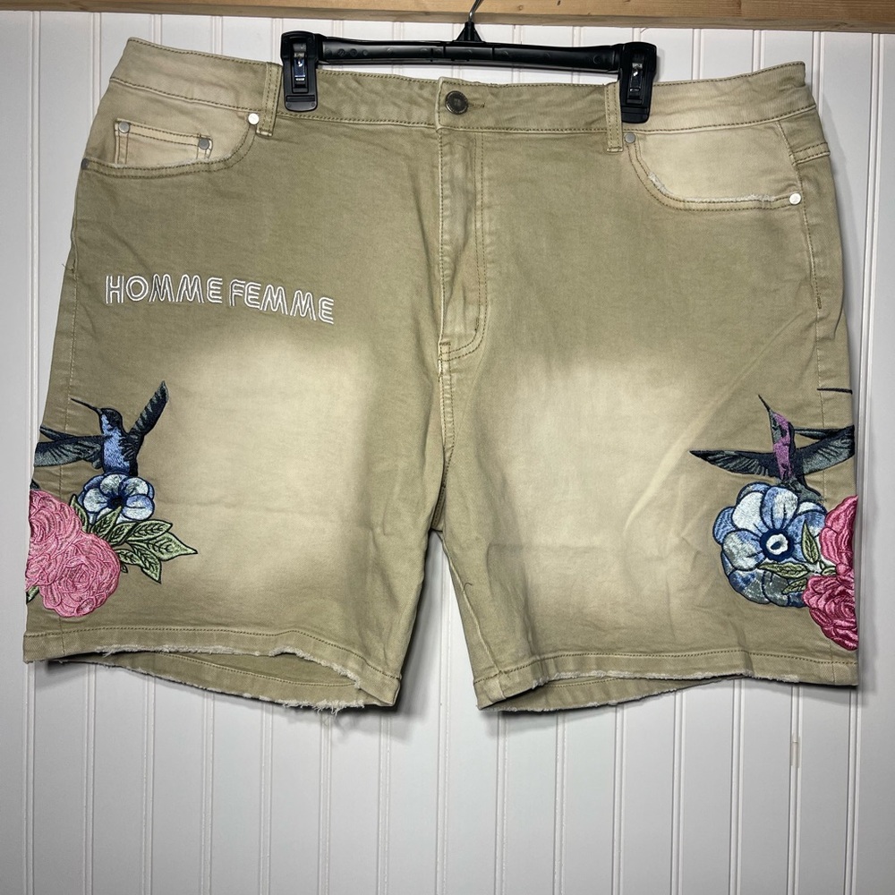 HOMME + FEMME Denim Embroidered Shorts Floral Hummingbirds Tan Size 42  NWT
